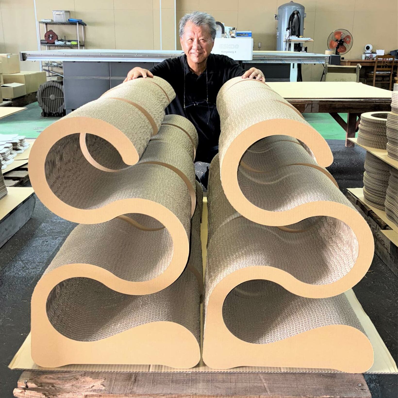 2013年にグッドデザイン賞を受賞したキャットタワー型爪とぎ「スヌーズ」