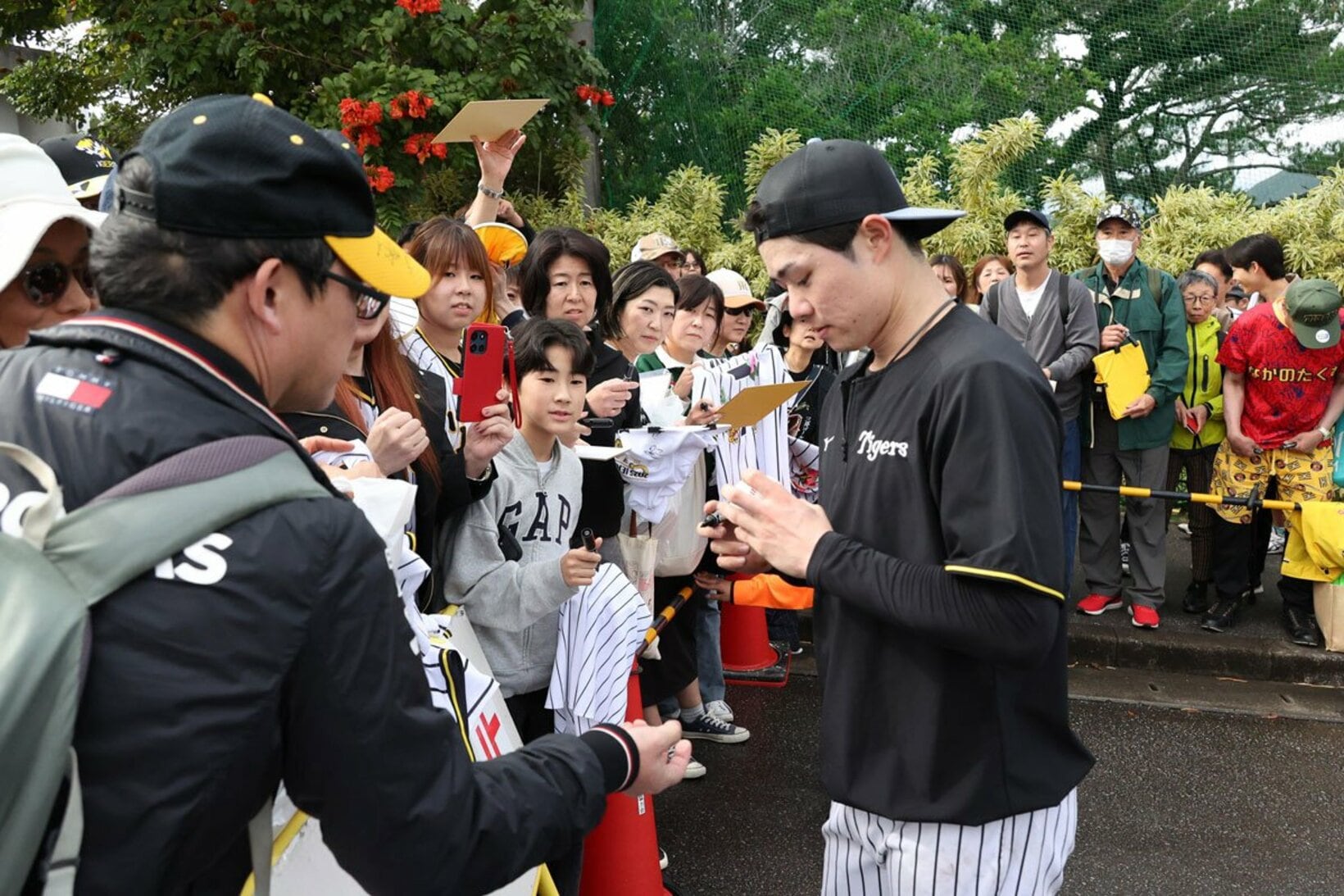 一人ひとり丁寧にサインをする中野拓夢