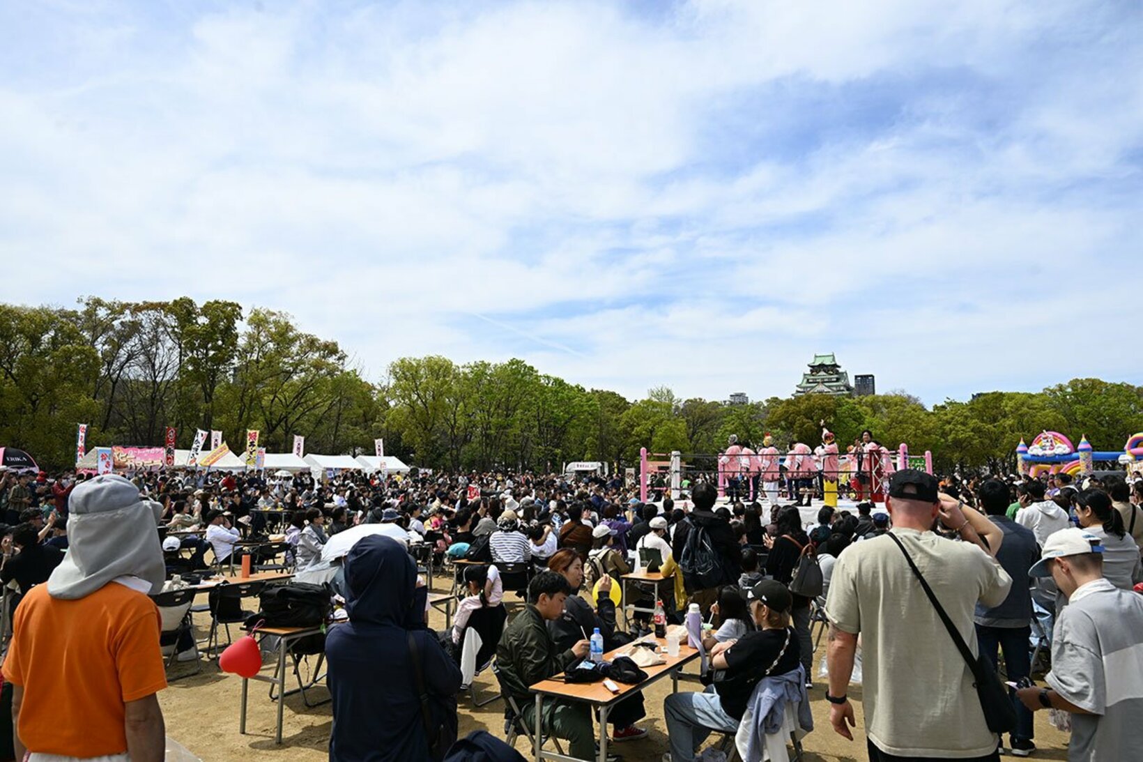 大阪城天守閣が見下ろす太陽の広場は多くの人で埋め尽くされた