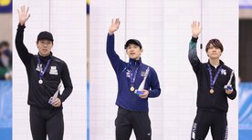  （左から）２位の新浜立也、優勝した小島良太、3位の森重航（東スポWeb）