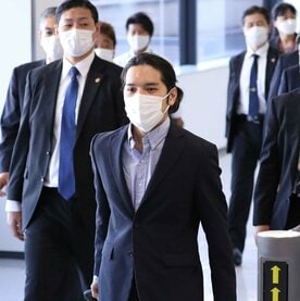  ＳＰを連れて颯爽と歩く小室さん（東スポWeb）