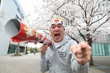 桜をバックに一番ポーズを決める江頭２：５０