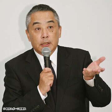  会見に臨んだ岡本社長