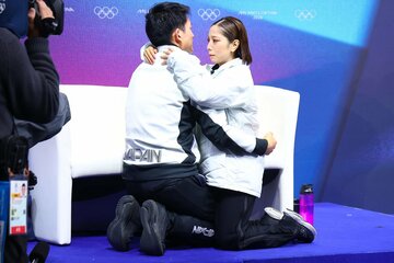 金メダル確定！互いに見つめ合うりくりゅうペア