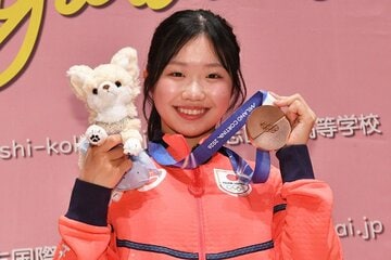 笑顔でポーズを決める中井亜美