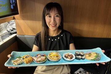 「夏の旬魚肴盛り合わせ」を手にする石川奈津紀アナウンサー