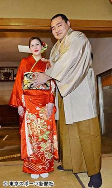 妊娠中のムンフザヤさん（左）のおなかを触る鶴竜