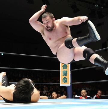 ダイビングエルボーを浴びせるウルフアロン