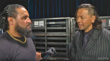 タマ・タンガ(左)にMFT離脱の誘いをかける中邑真輔（©AbemaTV, Inc.）