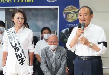  三原じゅん子氏(左)と菅前首相（東スポWeb）