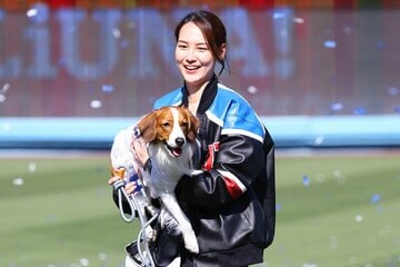 デコピンを抱いてスタジアムを歩く真美子夫人