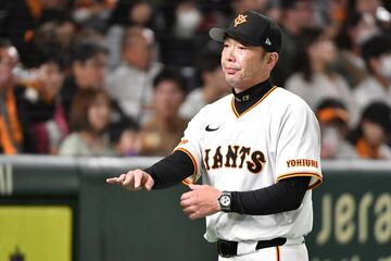 渋い表情の阿部監督