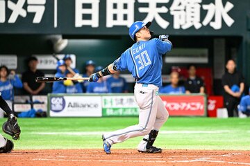 ４回、先制の好機で一邪飛を打ち上げる日本ハム・郡司