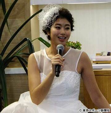  白いドレスで登場した稲村亜美