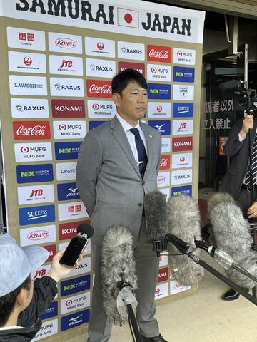 中日キャンプを視察した井端監督