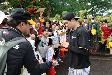 一人ひとり丁寧にサインをする中野拓夢