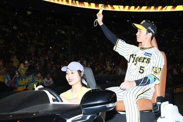 お立ち台後、ファンの完成に応える阪神・近本