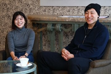 取材を受ける新濱立也、吉田夕梨花夫妻