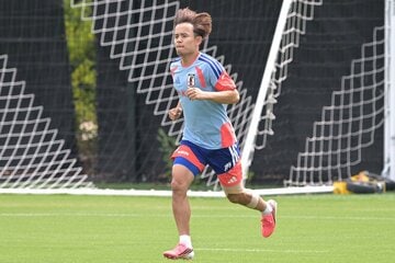 ランニングする久保建英