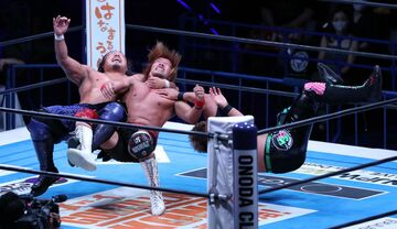  内藤哲也を合体技で攻める後藤洋央紀（左）とＹＯＳＨＩ－ＨＡＳＨＩ（右）