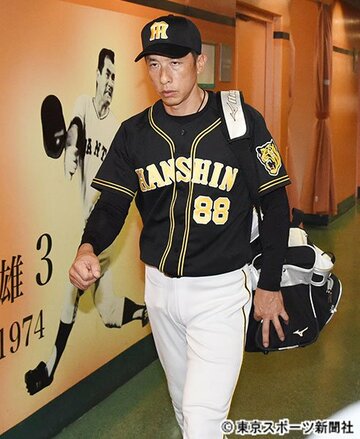  険しい表情で引き揚げる矢野監督