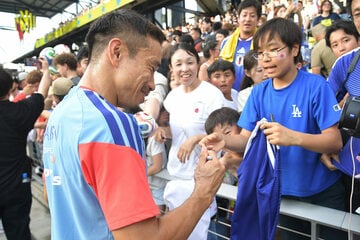 練習を終えファンにサインする長友佑都