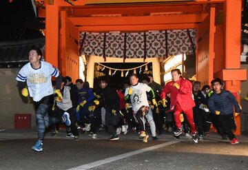 スタートダッシュする植本亮太さん（左）