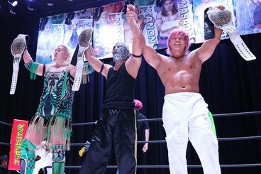 KO-D6人タッグ王座を初防衛した納谷幸男(左)、ビエント・レバンテ(中)、KANON