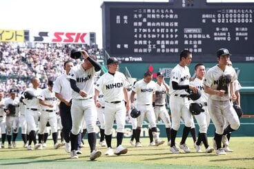 敗れた長崎日大の選手たち