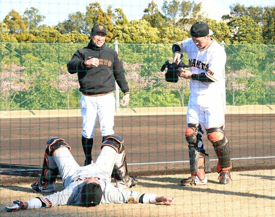  疲れて倒れ込む大城をビデオカメラで撮影する巨人・岸田(右)