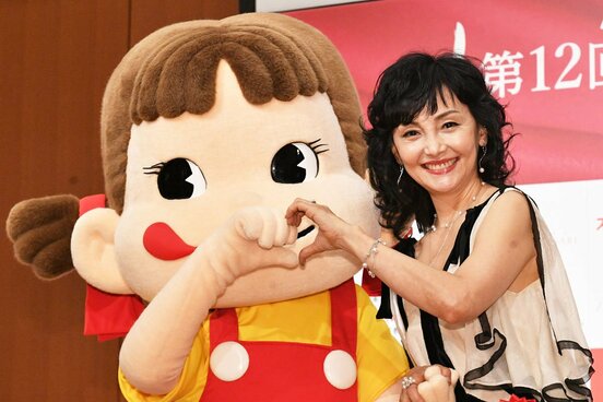 大好きなペコちゃんと記念撮影に収まる南果歩