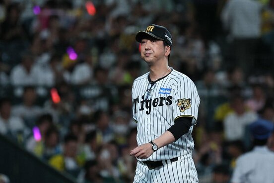 試合後、ファンにあいさつした阪神・藤川監督