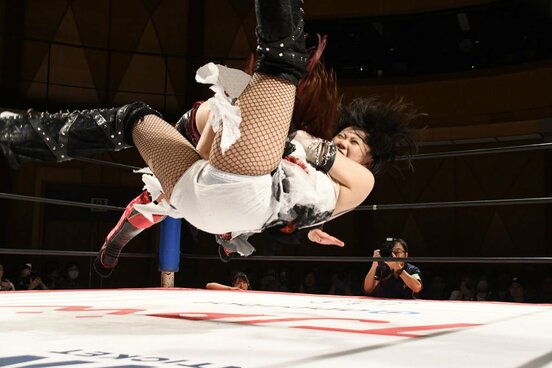 山下実優(奥)との５年ぶりのシングルを制した辰巳リカ