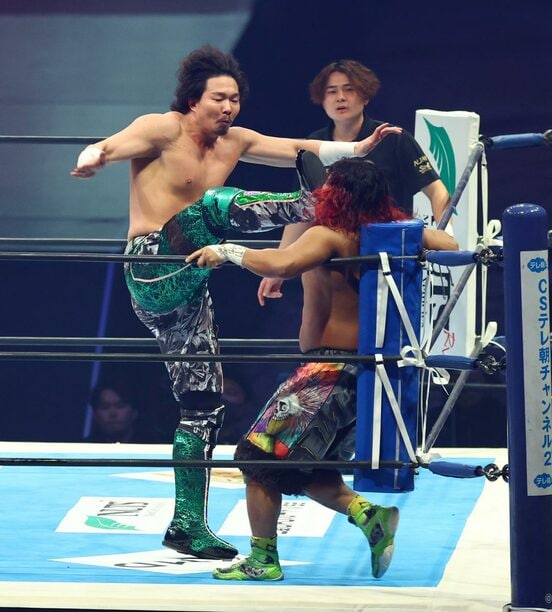 高橋ヒロムにビッグブーツを浴びせるジェイク・リー