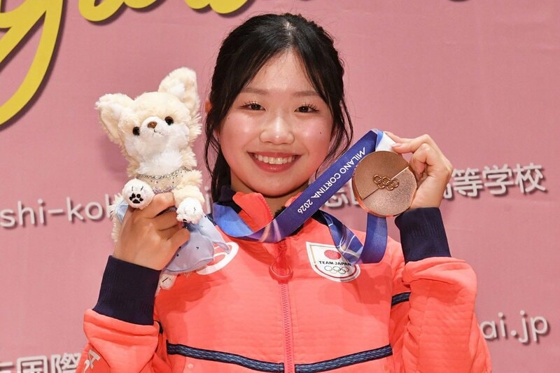 笑顔でポーズを決める中井亜美