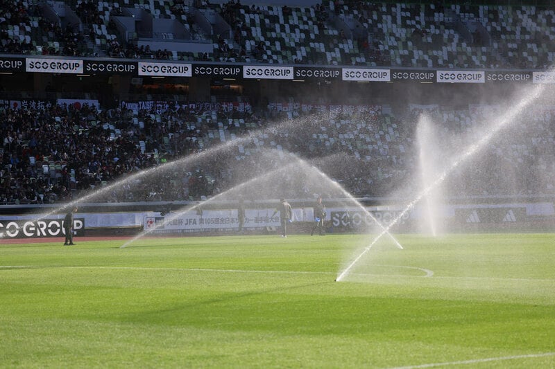 天皇杯試合開始前に散水されるグラウンド