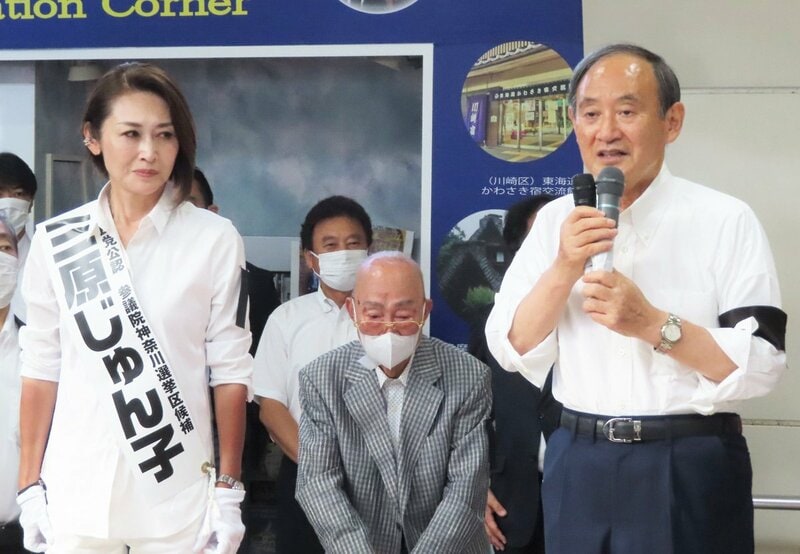  三原じゅん子氏(左)と菅前首相（東スポWeb）
