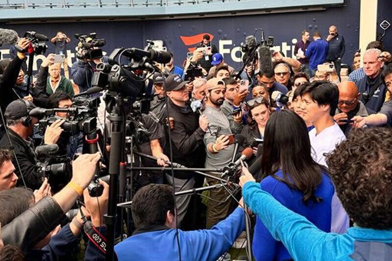 ファン感謝イベントに参加し記者の質問に応じる大谷翔平