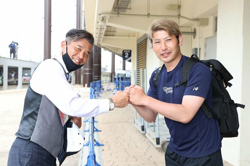 前田幸長氏(左)に飛躍のきっかけを語った日本ハム・加藤貴