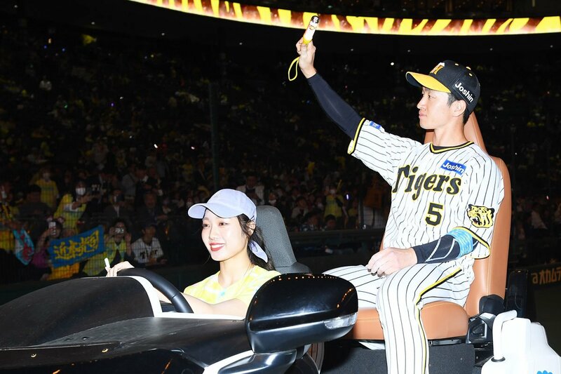 お立ち台後、ファンの完成に応える阪神・近本