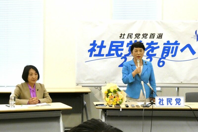 社民党党首選で党首に選ばれた福島瑞穂氏（右）と対立候補の大椿裕子氏