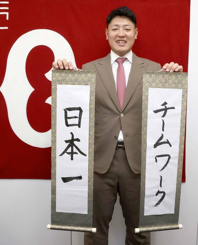 契約更改後、会見する巨人・岡本和真（球団提供）
