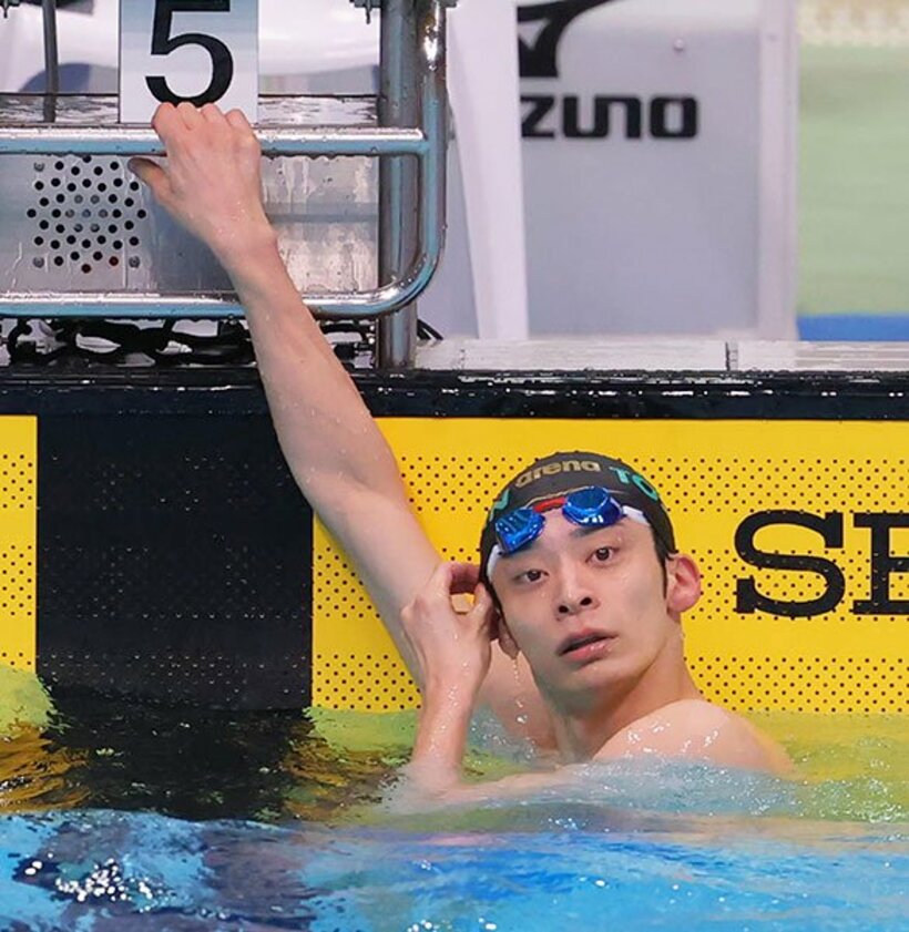  レース後、タイムを確認するこの組１位の入江陵介(代表撮影）