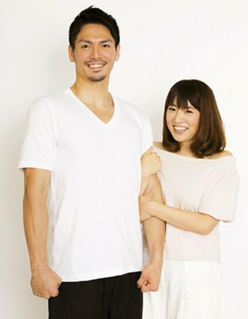 長尾麻由（右）と城宝匡史夫妻
