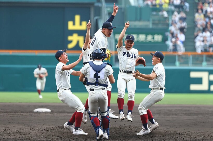 優勝を決め、マウンドで喜びを爆発させる大阪桐蔭ナイン