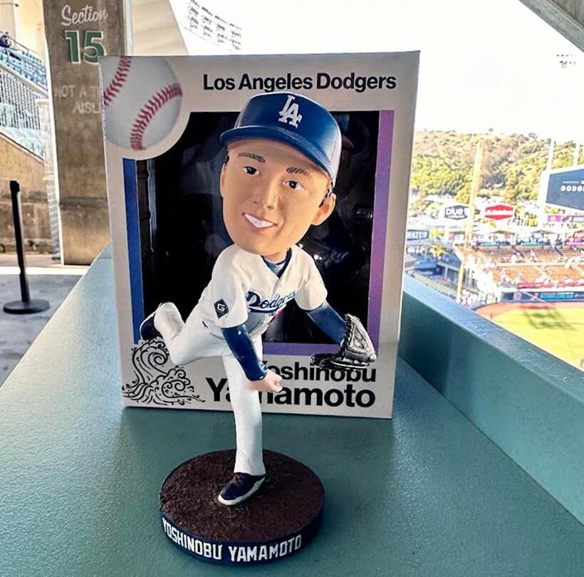 先着4万人のファンに配られた山本由伸の首振り人形