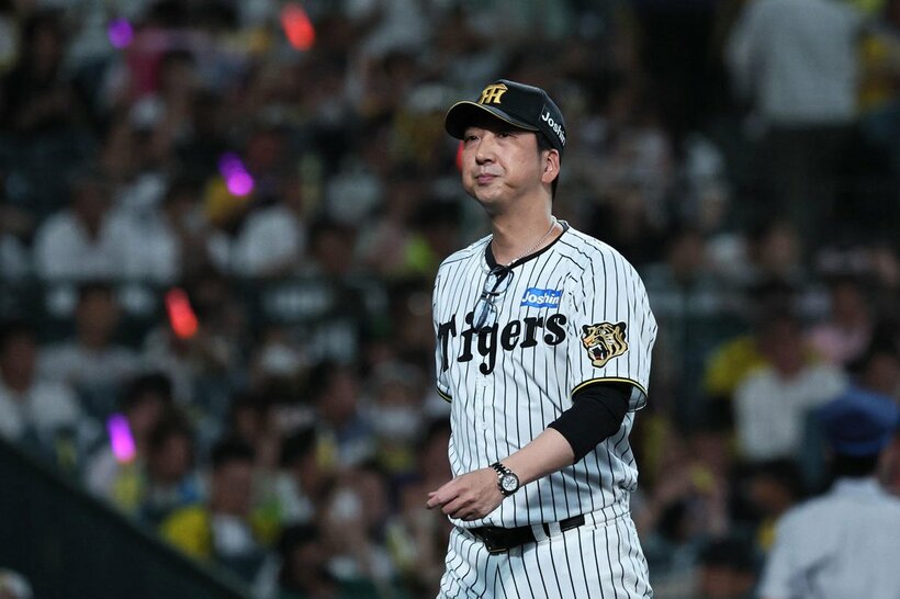 試合後、ファンにあいさつした阪神・藤川監督