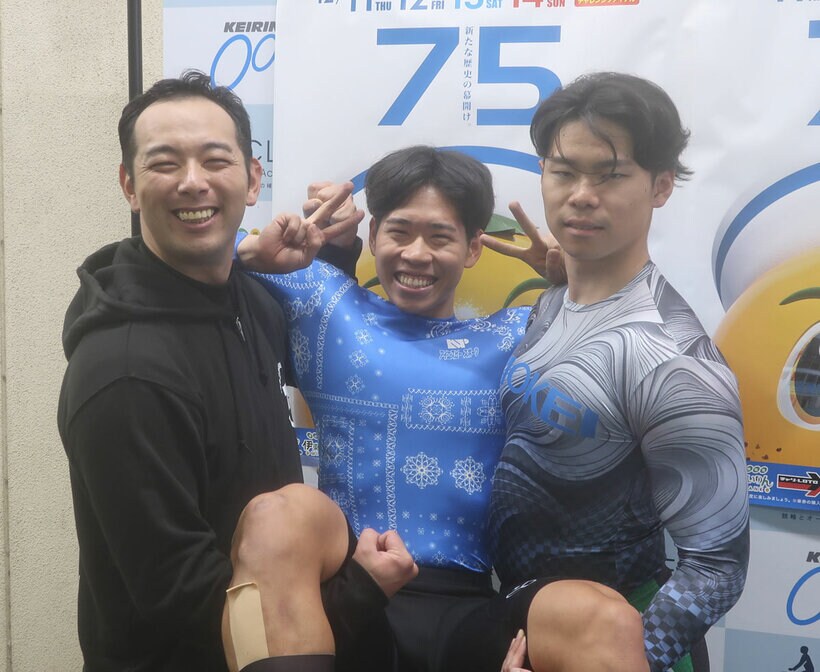 ライン決着に導いた藤田楓（中央）を担ぐ伊藤涼介（右）と中田拓也