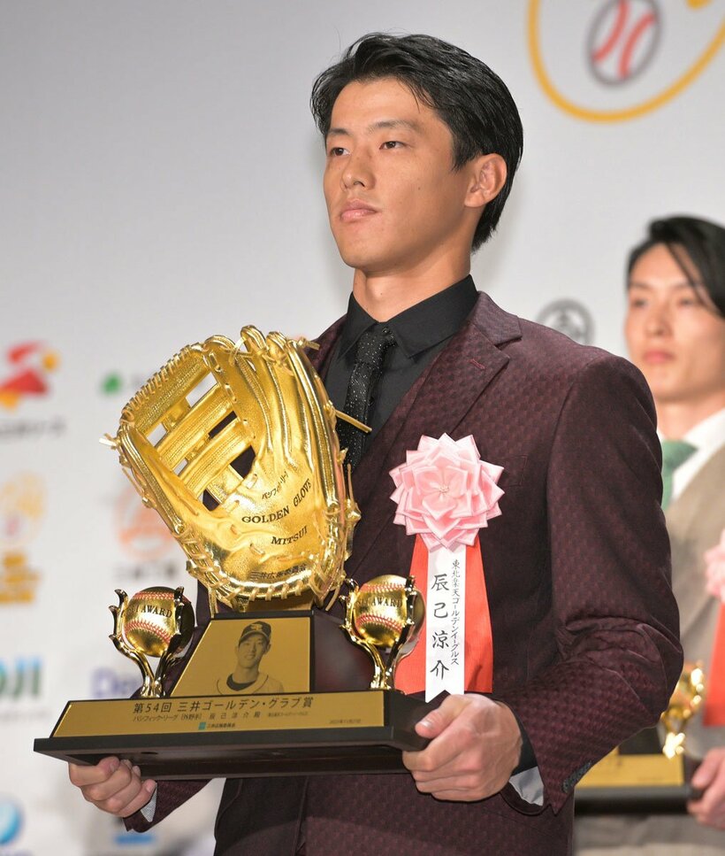 ワインレッドのスーツ姿で登場した楽天・辰己涼介