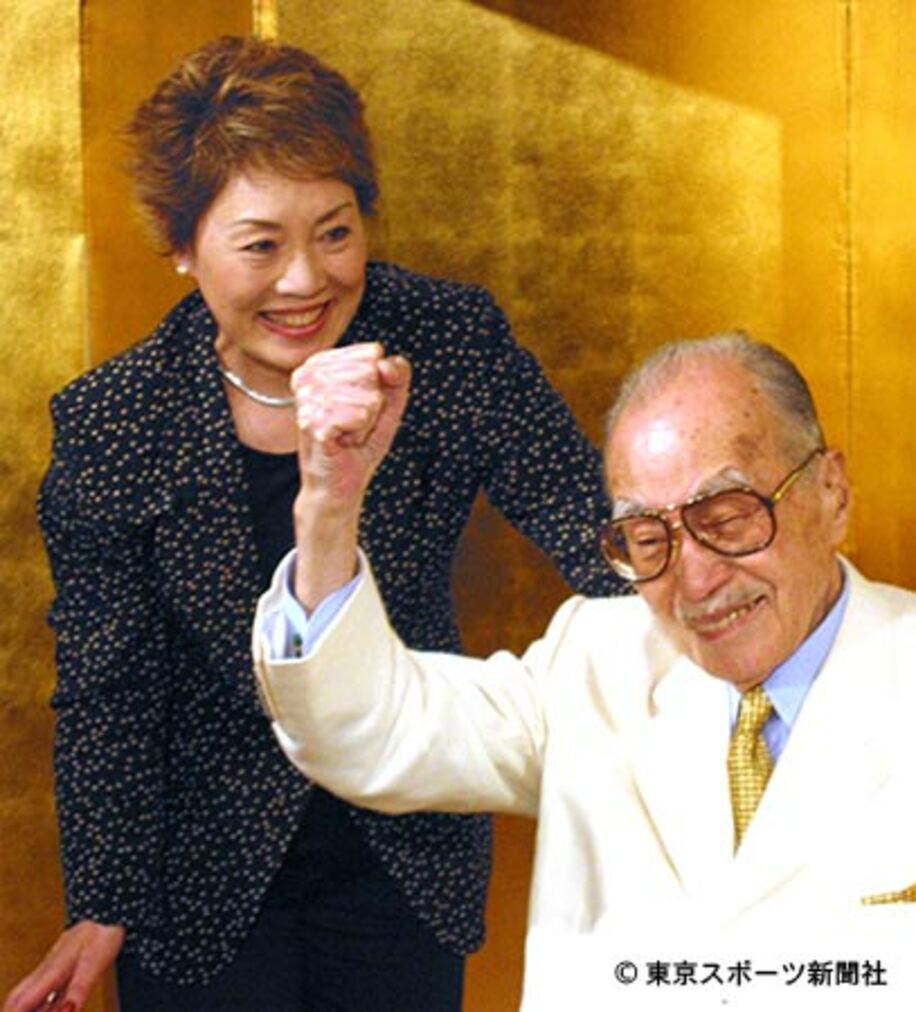多くの芸能人から愛された武藤さん（右は故森繁久彌さん＝2003年）